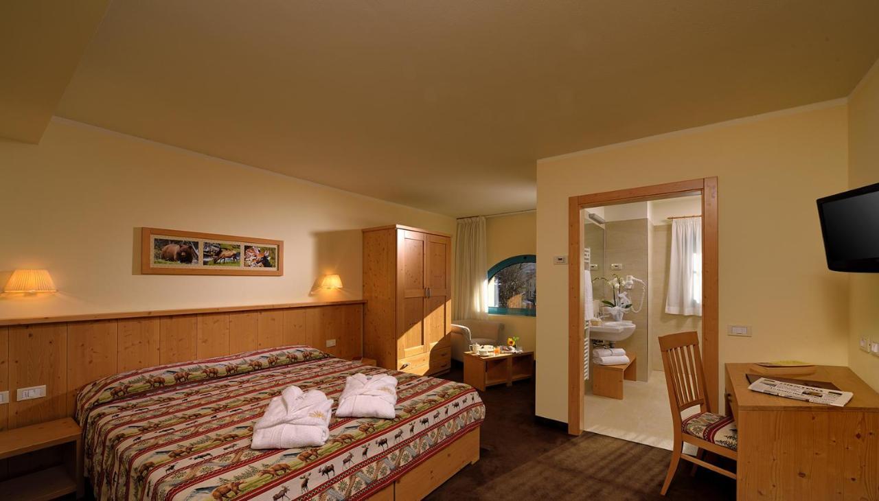 Hotel Sole Мале Екстер'єр фото