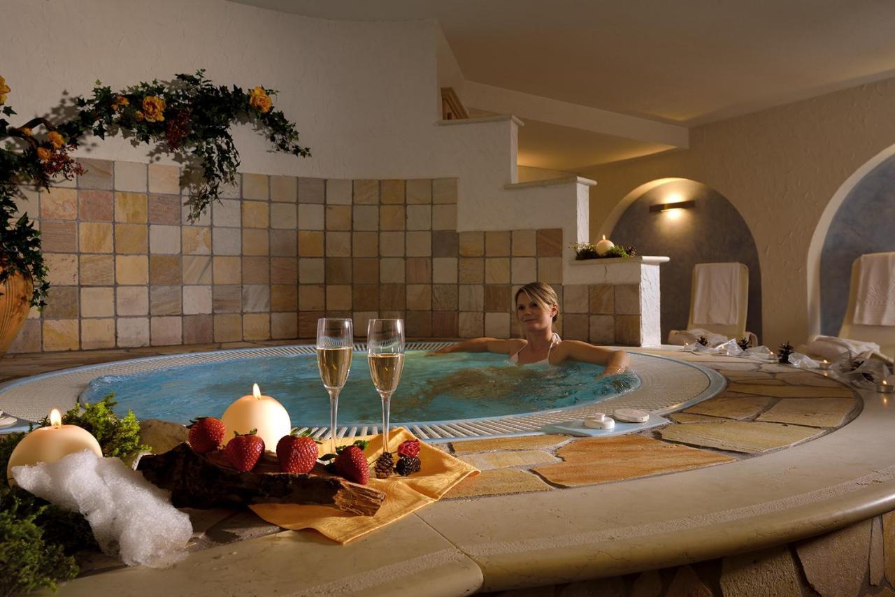 Hotel Sole Мале Екстер'єр фото