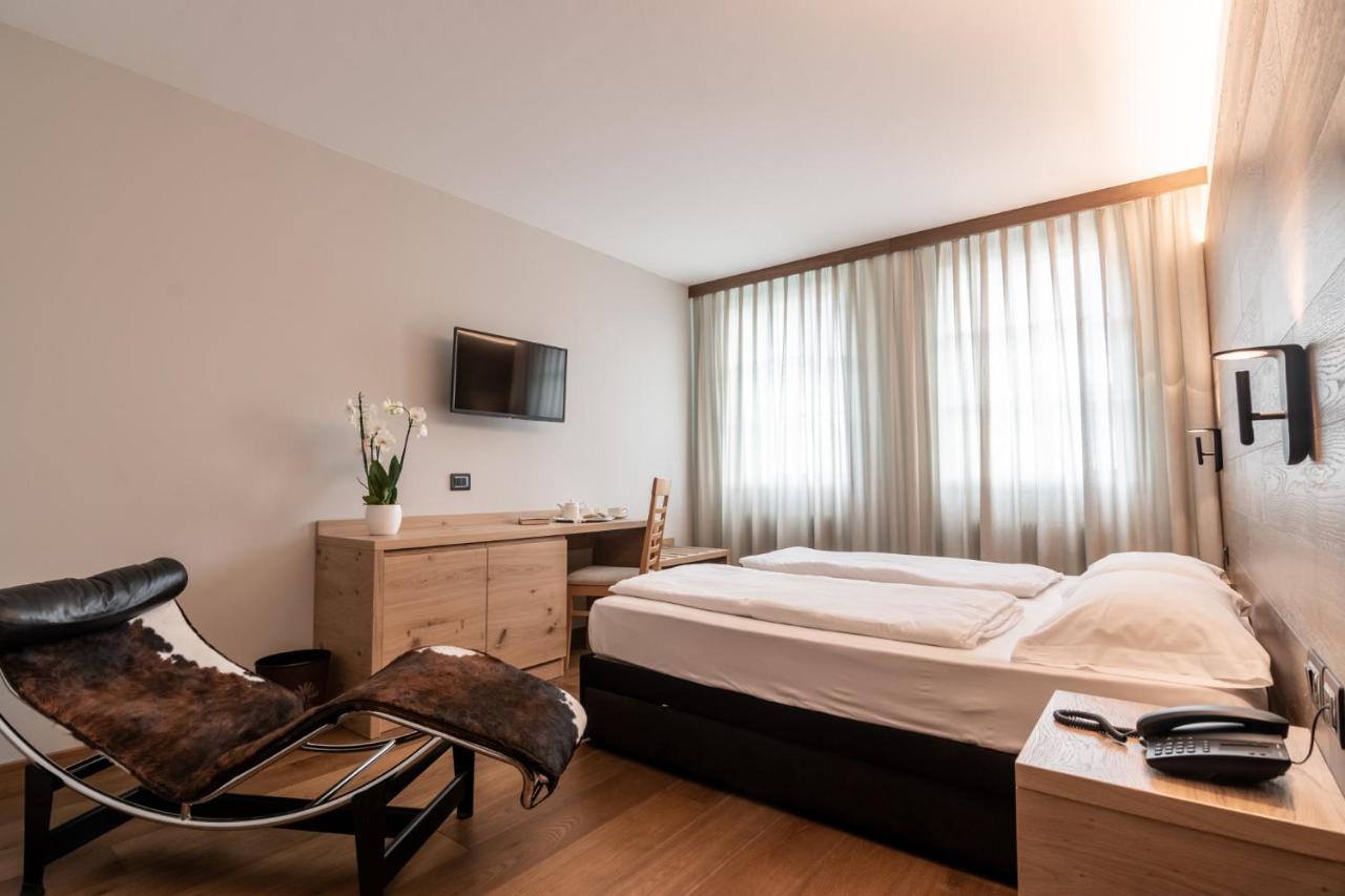 Hotel Sole Мале Екстер'єр фото
