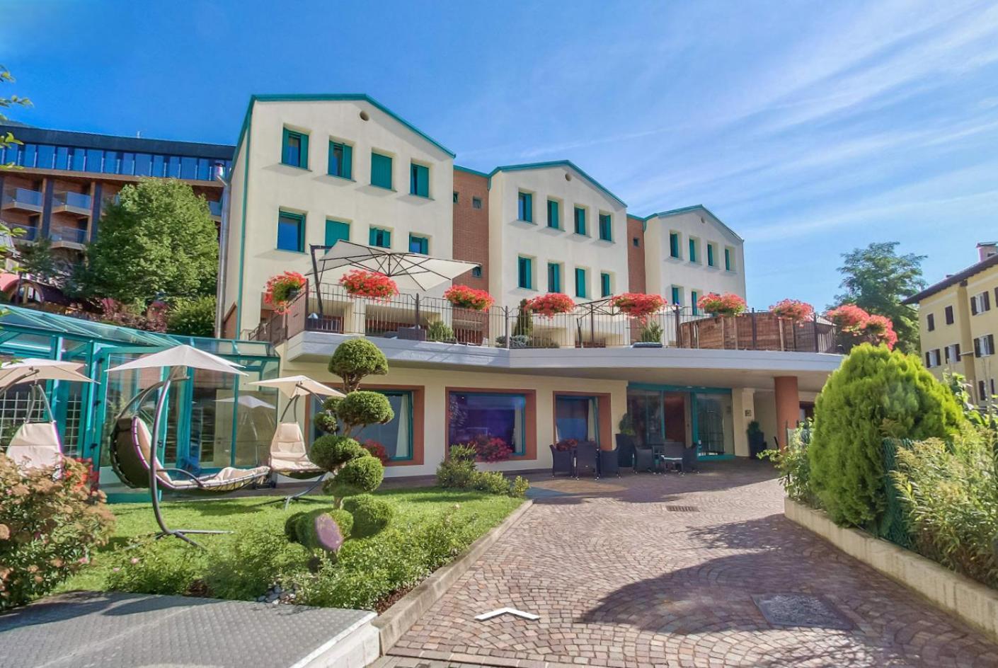 Hotel Sole Мале Екстер'єр фото